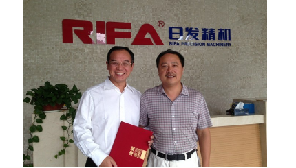 热烈祝贺dg视讯精机王本善董事长荣获“绍兴市第八批专业技术拔尖人才、学术技术带头人”称号