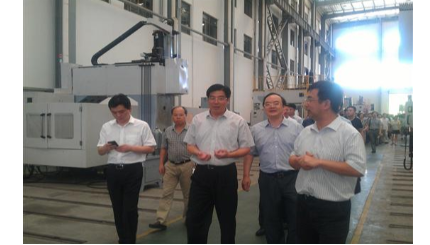 dg视讯精机陆平山总经理出席绍兴市推进先进装备制造业发展暨“个转企”、“下升上”工作现场会并签署责任状