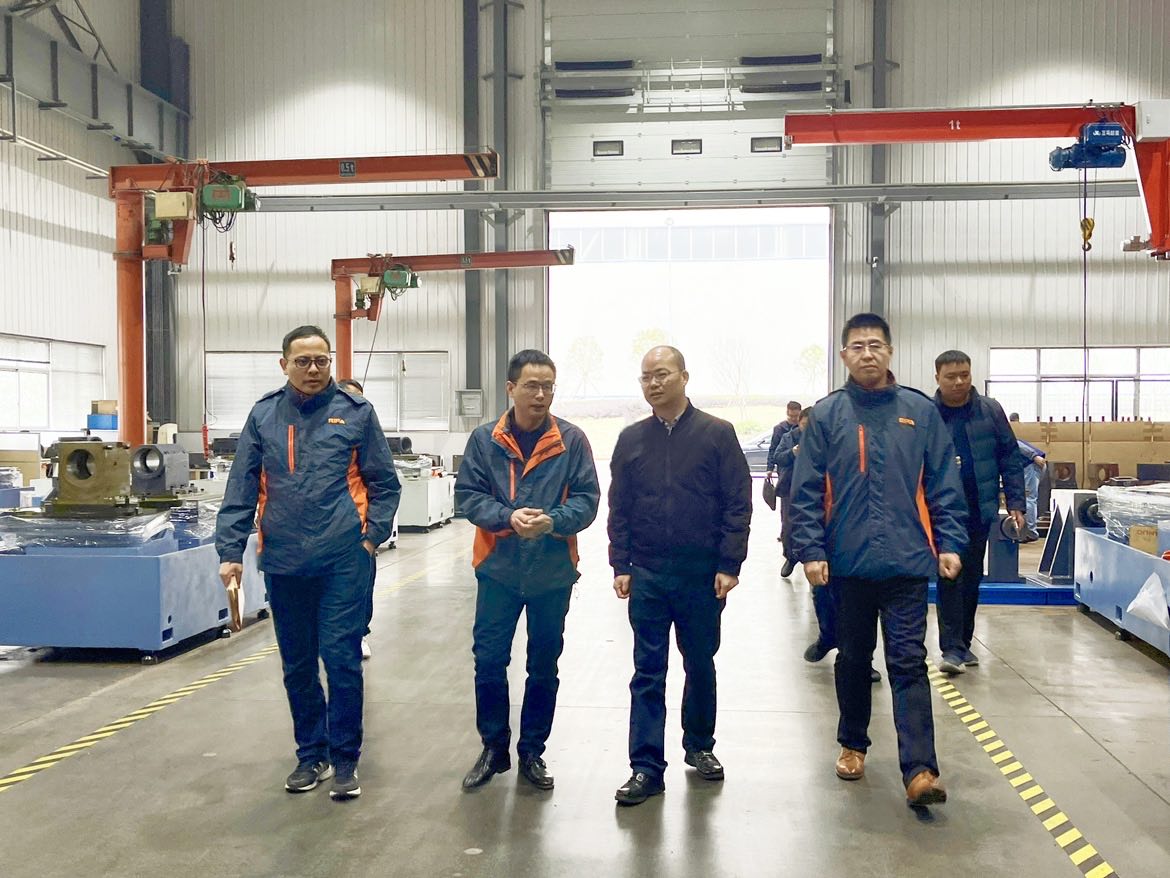 图为新昌县委、宣传部长钱王炜（右二）走访dg视讯精机车间.JPG